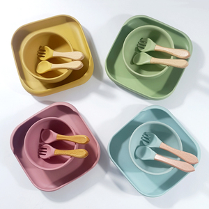 Instock bé ăn Bộ đồ ăn thiết lập 4PC Bebe Silicone ăn tấm với hút Plato yếm không thấm nước với dao kéo biểu tượng tùy chỉnh - Product Image 1