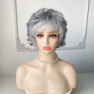 Perruque <span class=keywords><strong>Femme</strong></span> <span class=keywords><strong>Cheveux</strong></span> Courts Bouclés Volumineux avec Frange Inclinée, Fibre Haute Température, Blanc Cendré, Vente Directe Usine, Perruque Monobloc - Product Image 3