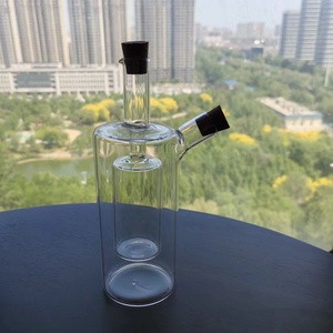 Bouteille à huile et vinaigre multifonction 2-<span class=keywords><strong>en</strong></span>-1 <span class=keywords><strong>en</strong></span> verre borosilicate transparent soufflé à la main avec bouchons <span class=keywords><strong>en</strong></span> liège, capacité 300ml-500ml - Product Image 4
