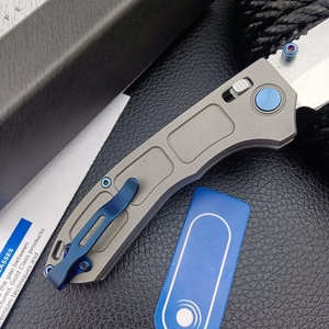 Cuchillo plegable pequeño BM748 con mango de cuero para uso diario (EDC) - Product Image 3