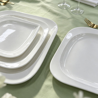 Assiette de table en céramique blanche solide incurvée, empilable, de qualité alimentaire, résistante au micro-ondes et au lave-vaisselle, pour hôtels, restaurants et usage domestique (vente en gros)