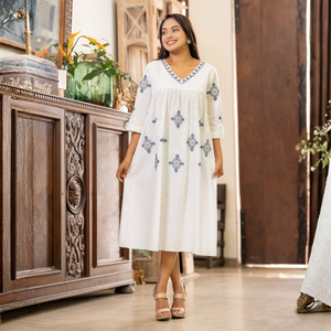Robe midi en lin brodée à col en V blanche élégante et durable de haute qualité pour femmes - Product Image 4