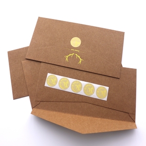Enveloppes personnalisées de qualité supérieure 230 g/m² avec estampage à chaud doré, couleurs standard unies. Idéal pour les cadeaux et les contextes professionnels - Product Image 6