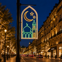 Blauer Halbmond Goldener Stern Drei Moschee-Minarett-Bogen Weiße LED-Lichterkette Ramadan-Pfahl-Motivbeleuchtung für Außenbereiche und Gewerbestraßen