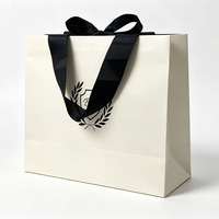 Sac cadeau en papier avec ruban, carton ivoire, logo personnalisé imprimé pour vêtements, produits de beauté, fêtes, entreprises, boutiques, emballage de shopping
