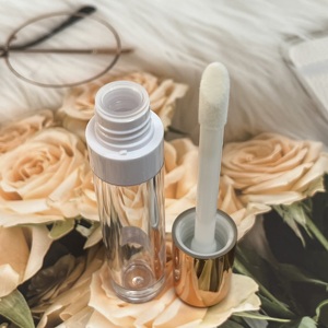 Tube de gloss à lèvres transparent avec bouchon à vis doré, emballage cosmétique PETG, diamètre 22,6 mm - Product Image 3
