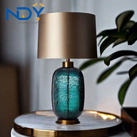 Lampe de chevet moderne et minimaliste pour salon Lampe de table en verre pour chambre d'hôtel Lampe d'étude en verre Lumière américaine Vase de luxe