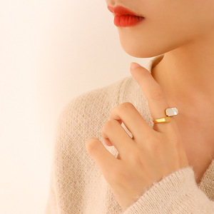 แหวนเปิดประดับมุกสีขาวแบบปรับได้สำหรับผู้หญิง |   สแตนเลสสตีลชุบทอง 18K PVD |   แหวนเปลือกหอยมินิมอล - Product Image 3