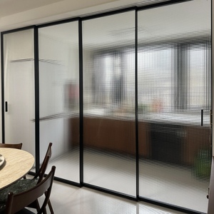 <span class=keywords><strong>Puerta</strong></span> Abatible con Rotura de Puente Térmico Resistente a Huracanes, con Vidrio Esmerilado en Rejilla, Impermeable e Insonorizada para <span class=keywords><strong>Entrada</strong></span> de Hotel o Villa - Product Image 1