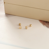 Anting-anting tusuk emas kuningan zirkon poles minimalis bentuk bunga mini untuk wanita, cocok untuk pemakaian sehari-hari dan hadiah pesta