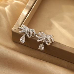 Boucles d'oreilles clous en zircon papillon argenté, tendance, élégantes, polyvalentes, personnalisées, style chinois ancien, avec pampilles et ailes, cadeau pour femme - Product Image 3