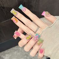 Faux ongles à presser en acrylique dégradé rose nude, longueur moyenne, pointes effilées, motif papillon doré, couronne de fleurs, fleur rose pour fournisseur d'ongles