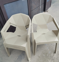 Chaise d'extérieur en plastique de conception moderne empilable en gros, couleur au choix, chaise et table d'extérieur