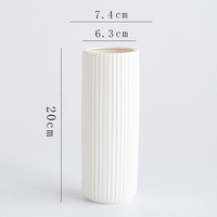 Vase de table en céramique blanche bisque moderne fait à la main avec des rayures, herbe de la pampa, décoration de salon, hôtel, mariage
