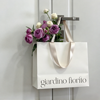 Sac cadeau en papier blanc crème avec ruban satiné champagne, poignée personnalisée, logo calligraphié, motif floral