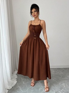 Vestido midi con tirantes finos, textura multitono, lazo frontal, cintura fruncida y bolsillos, ideal para kits de regalo navideños. - Product Image 4