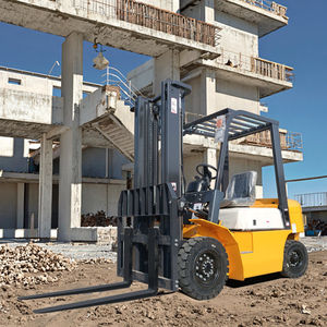 Güçlendirilmiş şasi, arazi lastikleri ve dış mekan inşaatı için 4x4 sürücü ile 6.1 Ton dizel Forklift - Product Image 1