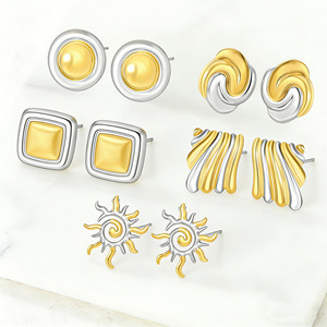 Boucles d'oreilles clous géométriques en acier inoxydable plaqué or 18 carats, tendance pour femmes - Product Image 1