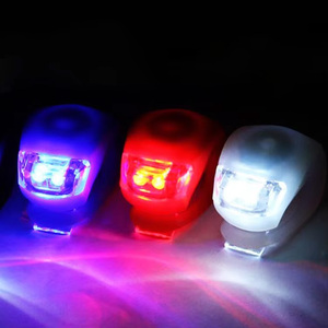 Lumière de vélo avant et arrière à LED en silicone étanche pour la sécurité nocturne, personnalisable en usine BSCI - Product Image 1