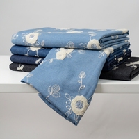 Kain Denim Bordir Motif Bunga Mete Sentuhan Lembut Grosir Pabrik untuk Celana Rok Denim Kemeja Musim Semi / Musim Panas