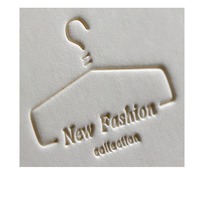 Étiquettes suspendues personnalisées, étiquettes de vêtements, cartes de vêtements ; Papier de qualité supérieure, gaufrage profond ; Conception de logo, impression personnalisée, streetwear