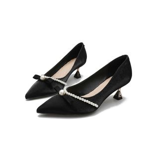Chaussures de mariage rouges pour femmes, nouvelle collection 2026, style français, en satin de soie, à bout pointu, à enfiler, avec nœud perlé, talons moyens étroits - Product Image 2