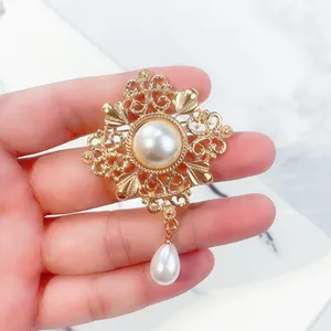 Broche en alliage plaqué or imitation perle à motif géométrique vintage de style rétro européen américain, unisexe, cadeau de mariage ou de fête - Product Image 3