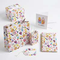 Kit d'emballage cadeau en papier recyclable avec motif de gâteau d'anniversaire dessiné à la main, comprenant boîte, carte de vœux et étiquette cadeau