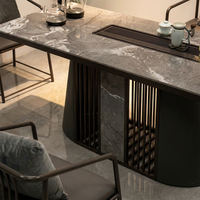 Table à thé moderne en marbre gris avec base à lattes foncées pour bureau de luxe minimaliste et salon d'affaires