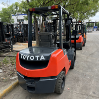 Chariot élévateur TOYOTA 3 tonnes d'occasion, 90% neuf, capacité de levage nominale de 3 tonnes, haute qualité et prix bas, à vendre