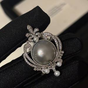 Broches de mode haut de gamme gris Mabei, accessoires de poitrine pour pulls, manteaux, vestes coupe-vent et cols – Vente en gros et au détail - Product Image 3