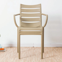 Chaise de salle à manger en plastique polypropylène moderne et bon marché de haute qualité chaise de restaurant empilable en plastique respirant