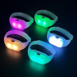 Pulsera Luminosa Recargable de 15 Colores LED con 10 Zonas, Tamaño Ajustable, Control Remoto de 433MHz para Conciertos y Fiestas - Product Image 1