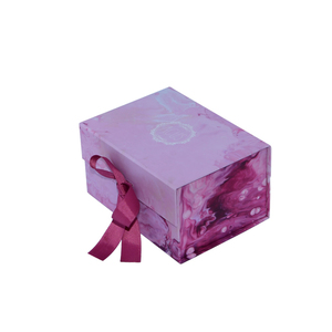 Elegante Caja de Regalo Morada con Cierre Magnético, Cinta con Impresión en Relieve y Laminado Mate, Caja de Papel Impresa en Offset para Regalos - Product Image 2