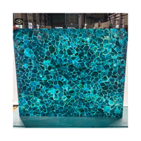 Comptoir de bar en pierre translucide apatite cristal rétro-éclairé bleu turquoise personnalisé
