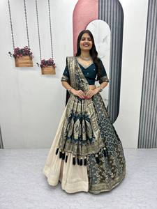 Oferta Especial de Boda: Lehenga y Saree de Moda para Mujer, Ropa Étnica de Diseñador para Novias y Eventos Festivos, Disponible para la Venta - Product Image 5