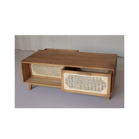 Rehaussez votre salon avec la table basse KAG de couleur naturelle, en rotin et teck, un mobilier moderne pour salon.