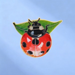 Pin de solapa de metal esmaltado con diseño de mariquita de siete puntos y hoja, estilo moderno y lindo, insignia de insecto - Product Image 1