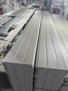 Panneaux muraux et de plafond en PVC imitation bois décoratifs à prix abordable – Vente directe usine - Product Image 1