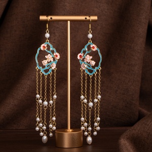 Nouvelles <span class=keywords><strong>boucles</strong></span> <span class=keywords><strong>d</strong></span>'oreilles pour femmes en alliage plaqué or de style chinois vintage avec papillon, goutte <span class=keywords><strong>d</strong></span>'eau, imitation perle et pompon - Product Image 2