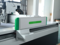 Machine de découpe automatique CNC de haute précision pour carton plat et panneaux KT