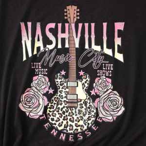 Camiseta Multifuncional Holgada de Neopreno con Serigrafía para Mujer, Diseño Vintage de Leopardo, Guitarra, Banda de Rock, Country - Product Image 2