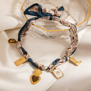 Collar de pañuelo de seda estilo europeo-americano con colgante de corazón y diseño de cartas de póker, sombrero de vaquero retro, accesorio para el cuello de otoño-invierno - Product Image 2