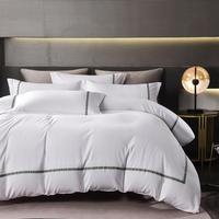 Parure de lit quatre pièces pour hôtel cinq étoiles, style ruban fin, drap et housse de couette blancs mats