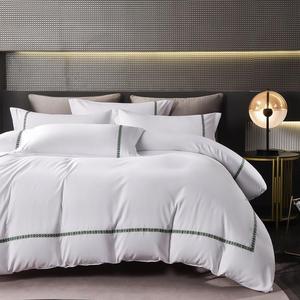 Parure <span class=keywords><strong>de</strong></span> <span class=keywords><strong>lit</strong></span> quatre pièces pour hôtel cinq étoiles, style ruban fin, <span class=keywords><strong>drap</strong></span> et housse <span class=keywords><strong>de</strong></span> couette blancs mats - Product Image 5