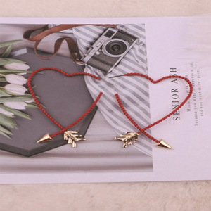Boucles d'oreilles en forme de cœur en alliage de zinc avec corde rouge et flèche dorée, bijoux de mode pour femmes - Product Image 1