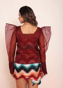 Ensemble coordonné femme élégant en organza rouge avec haut imprimé et jupe, tenue deux pièces stylée avec superpositions élégantes, look tendance - Product Image 4