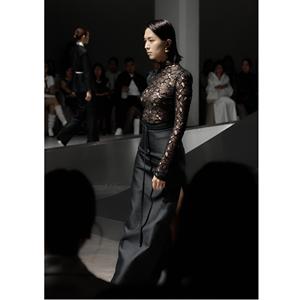 Débardeurs Femme en Gros Écoresponsables GISELLE TOP avec Dentelle Cordonnée Unie 59cm Noir Blanc - Product Image 1