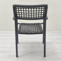 Chaise d'extérieur empilable moderne noire en aluminium à accoudoirs en corde, idéale pour la restauration, les cours et les villas – Vente en gros à prix abordable