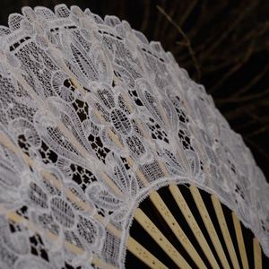 Éventail pliant artisanal QM en dentelle colorée, blanc, pour mariée, cadeau de mariage personnalisé - Product Image 5